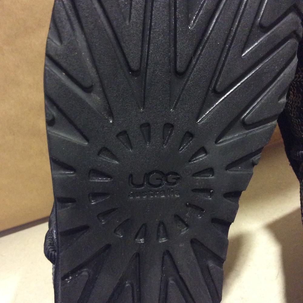 UGGS - Picture 4 of 5